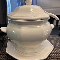 1963 Pfaltzgraff Heritage White Soup Tureen Set