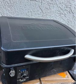 PORTABLE TRAEGER PELLET GRILL SMOKER WITH CARRY BAG