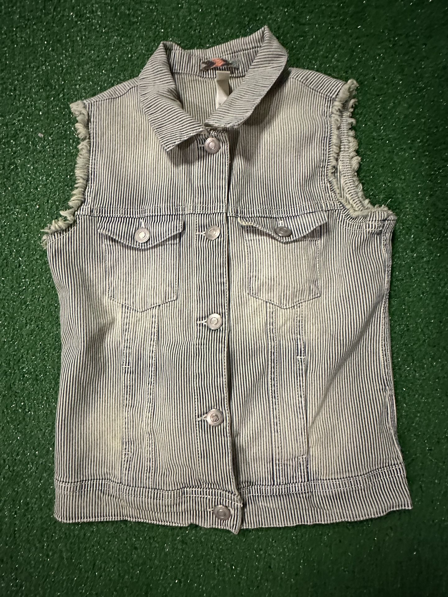 Girl’s Xhilaration Cute denim vest with tassels size M (7-8)