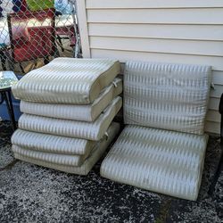 4 patio chairs cushions set MUST PICKUP TINLEY PARK 