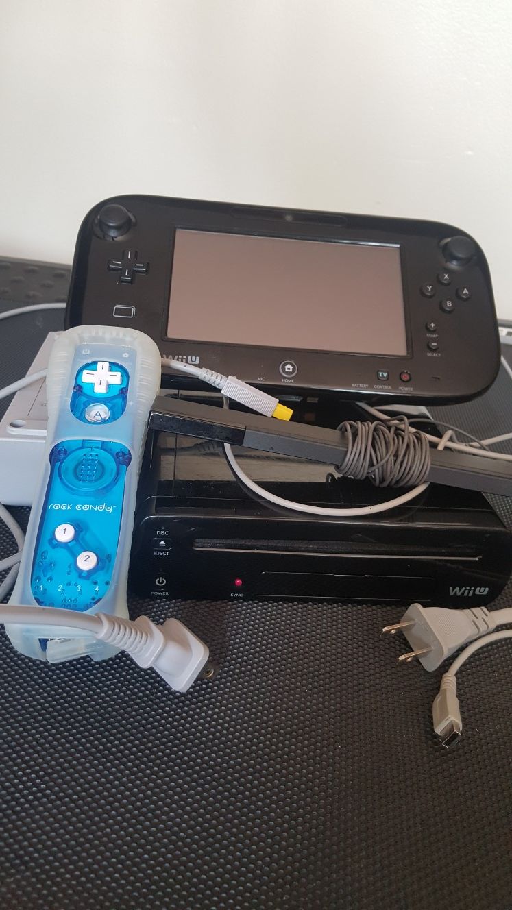 NINTENDO WII U DELUXE 32GB WITH 2 GAMES on the console.