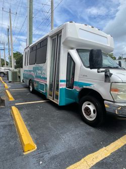 2015 Ford E-450 Super Duty bus