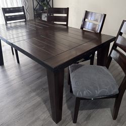 Extendable Dinning table + 8 chairs