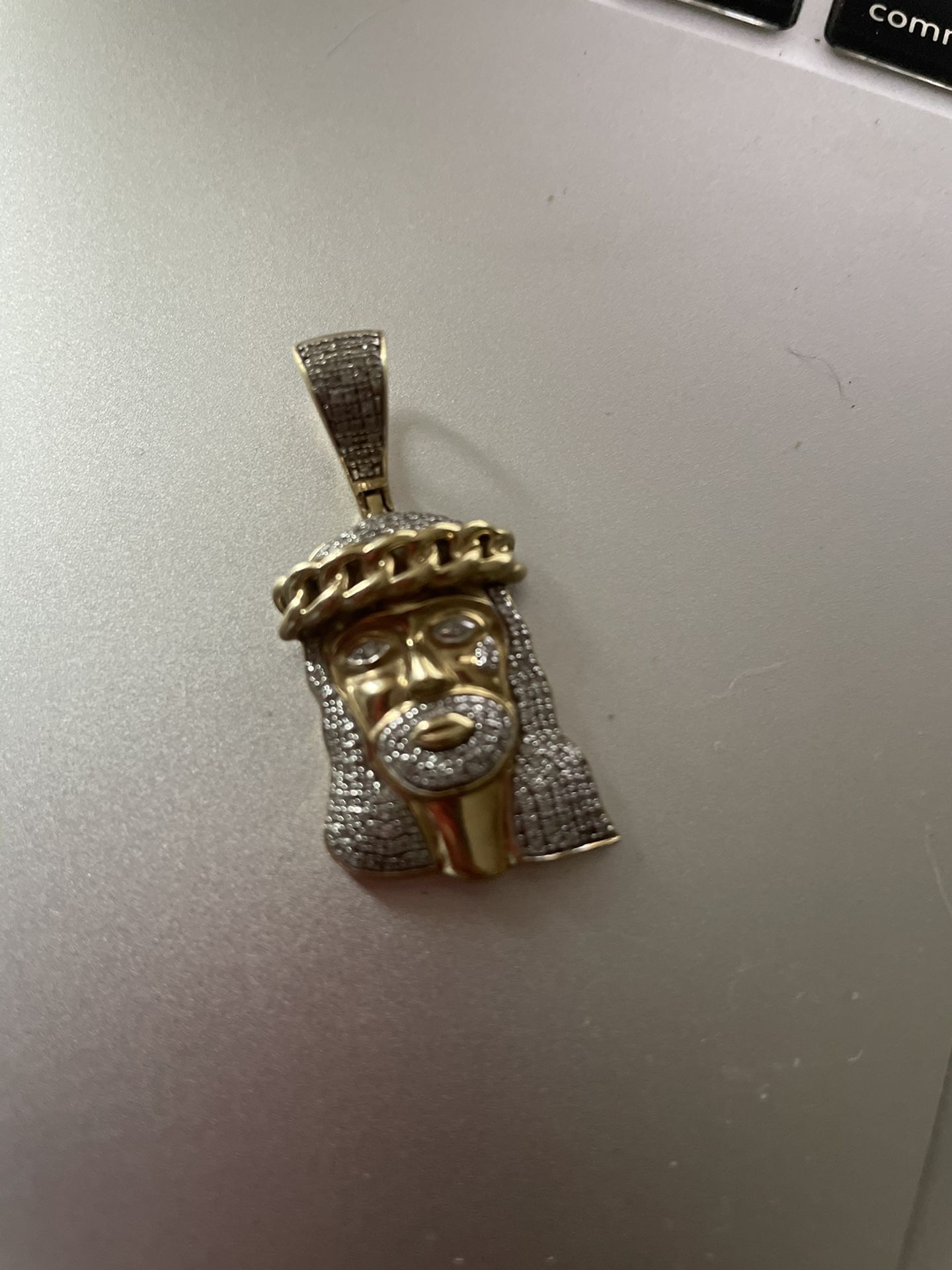 10 K GOLD DIAMOND JESUS PENDANT 