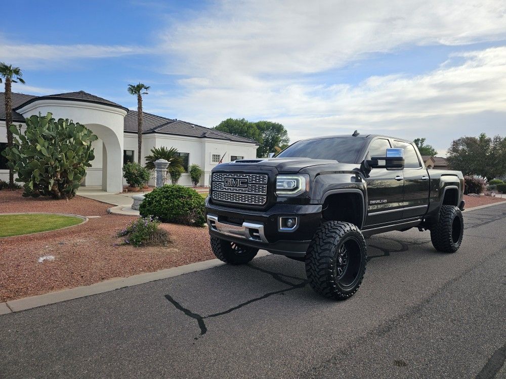 Lifted 8" GMC Duramax Diesel Denali HD 2500 4×4 Sierra