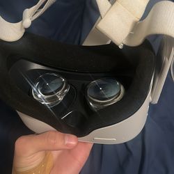 Quest 2 (with accessories 🎉)