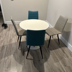 tablewith 4 chairs