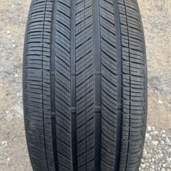 Bridgestone 255/45/20   (1) Tire