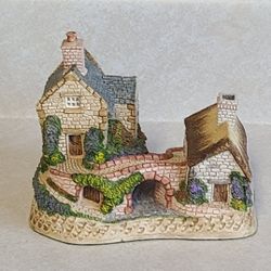 David Winter Only A Span Apart Irish Collection SIGNED 1991 no box . Fake snow on felt . Great used condition.  