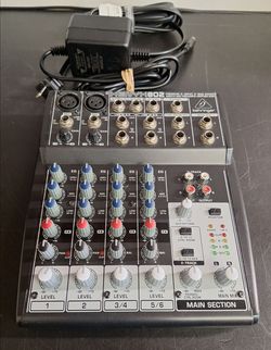 BEHRINGER XENYX 802 MIXER
