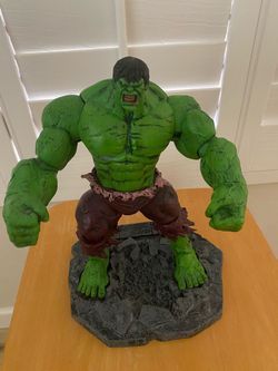 Marvel Select Incredible Hulk standing on Rubble Base
