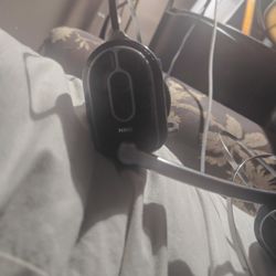 Only One Head Phone  Has A Battery .The Other 2 DoesntHave Battery