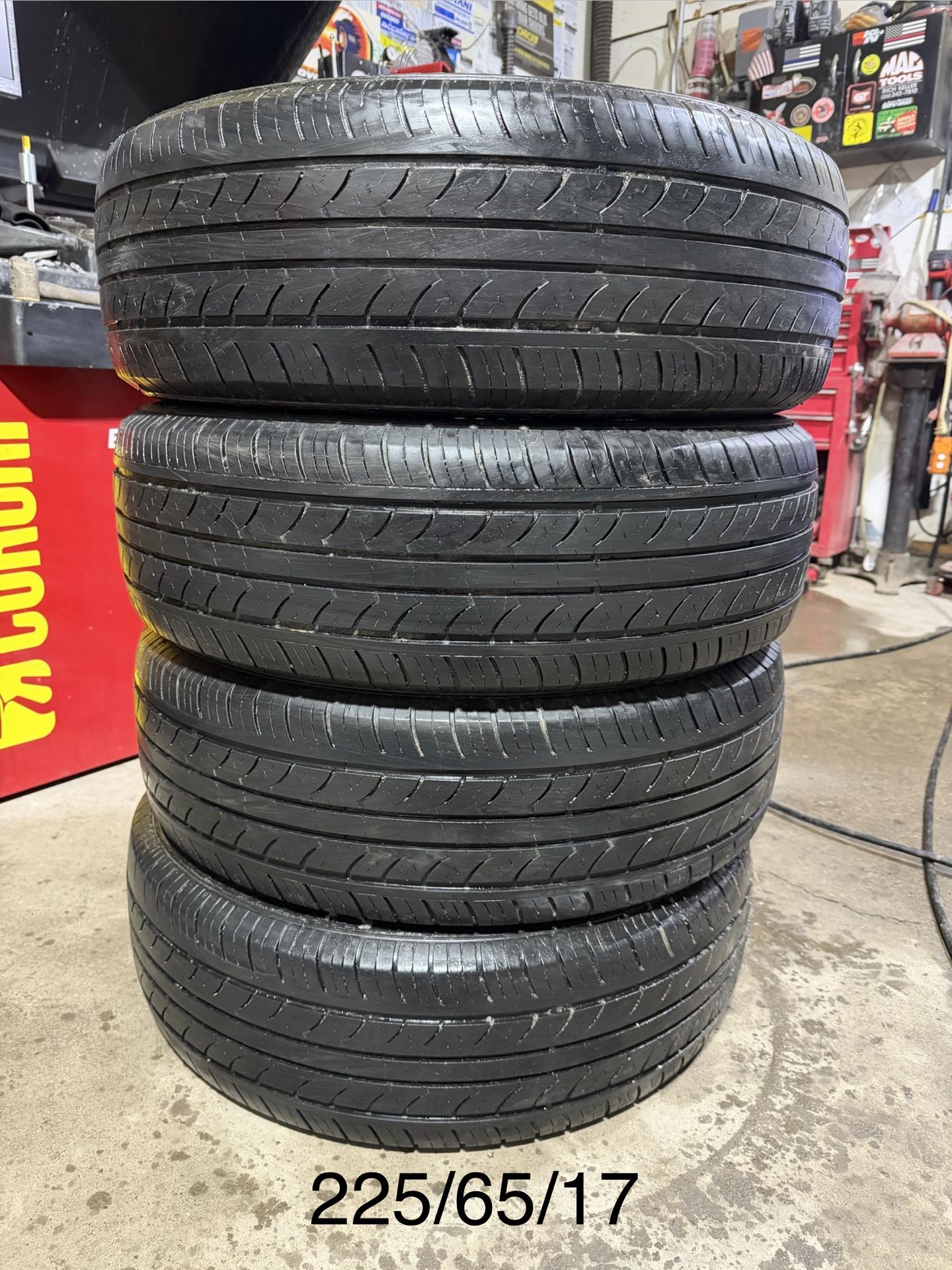 (4) - 225/65/17 Travelstar UN99 All Season Tires