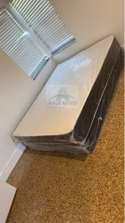 Queen mattress regular set with box spring ( 2pc brand new)