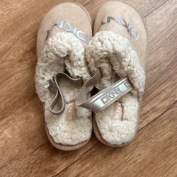DKNY a kids Furry House Outdoor Shoes 3.5 Size for Sale in Los