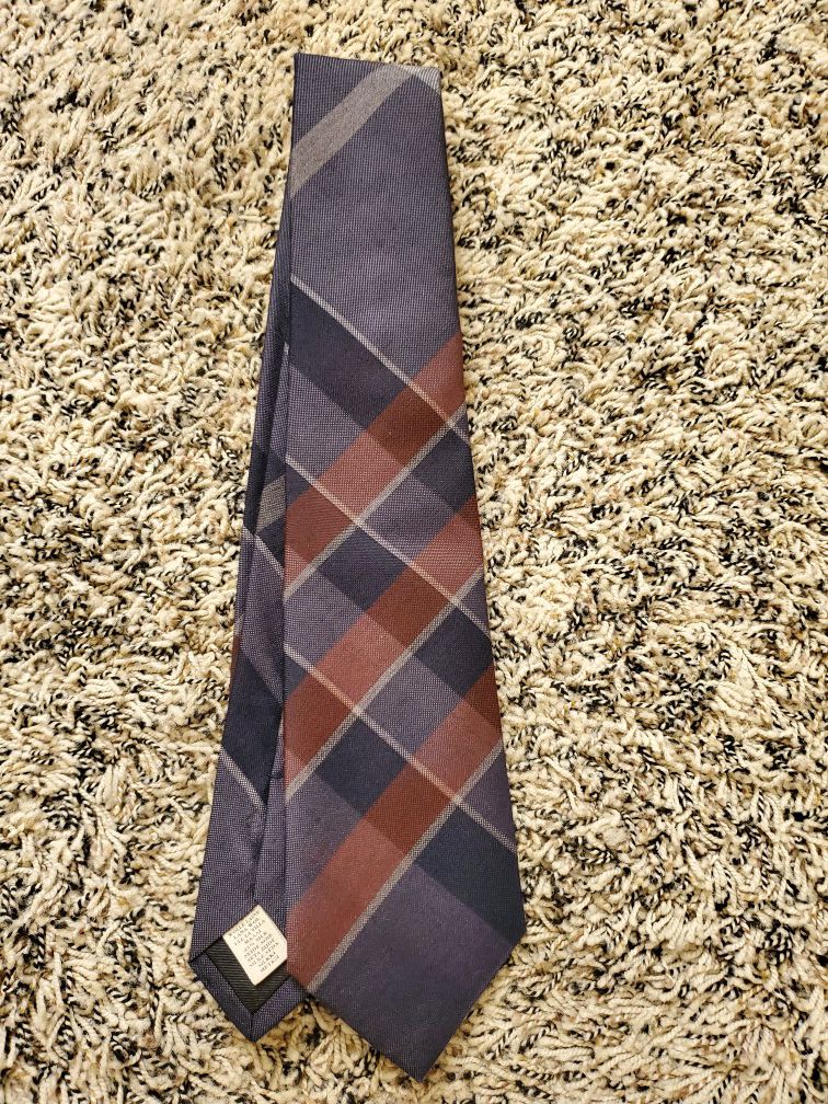 Mens authentic Burberry plaid tie like new condition located in Yorba linda