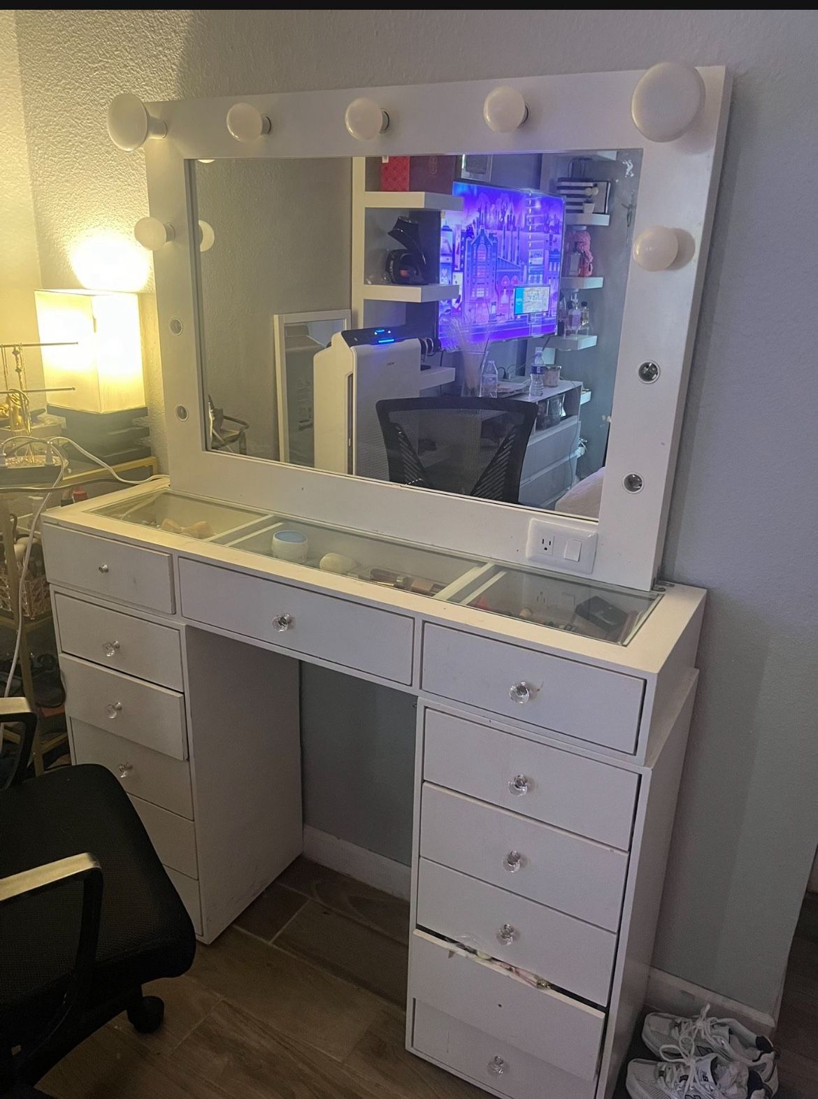 VANITY FOR SALE READ DESCRIPTION.