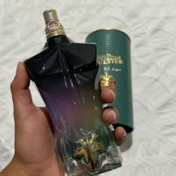 Woody fragrance perfume
