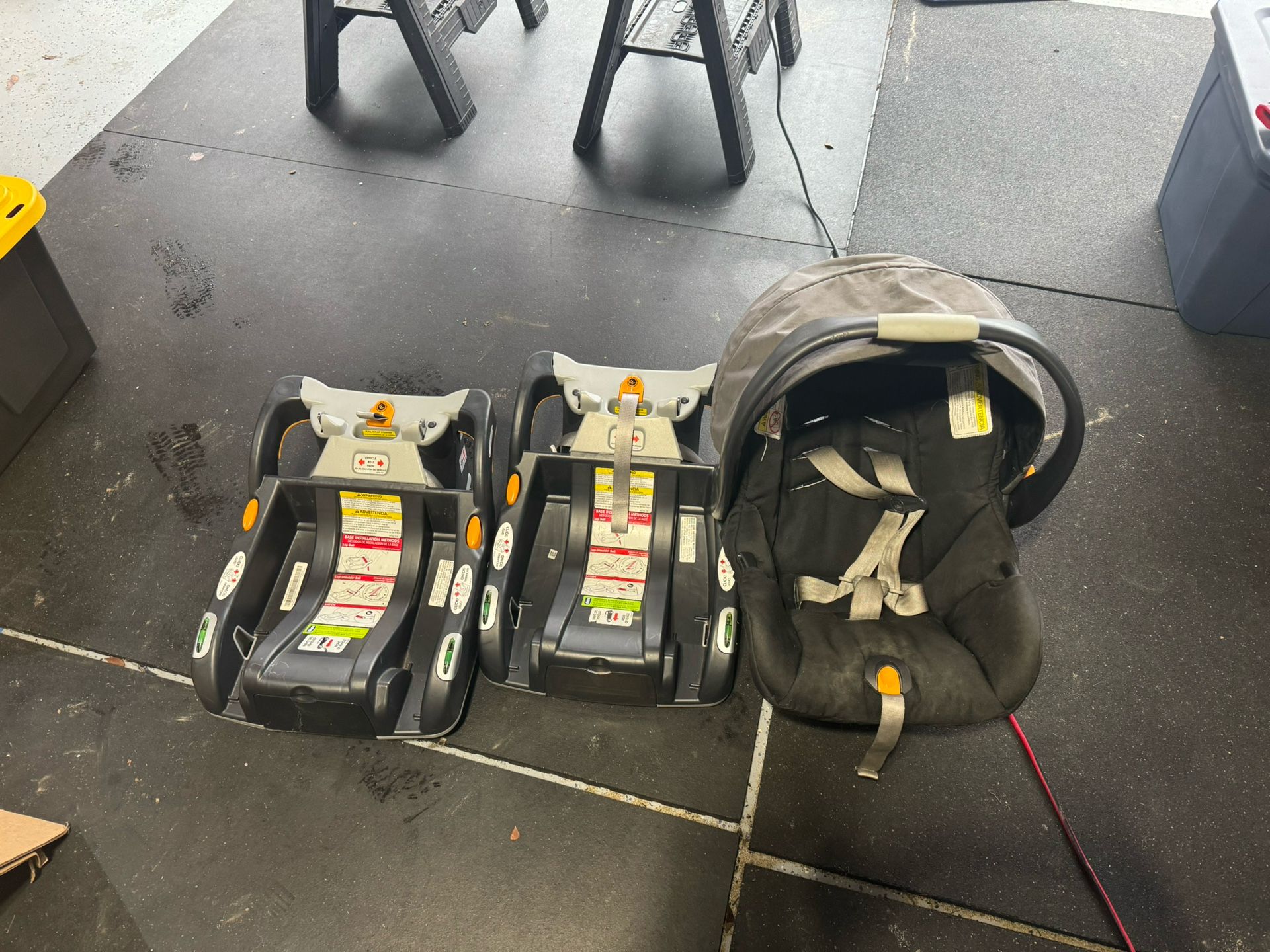 Chicco Infant Car Seat + 2 Bases