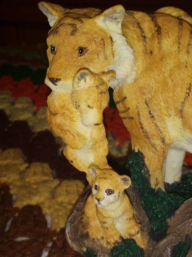 Tiger Family Statue
