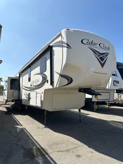 2018 Cedar Creek silverback Fifth Wheel / RV /Travel Trailer