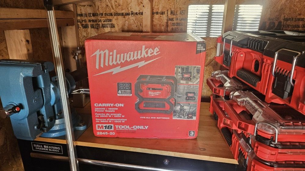 Milwaukee Inverter Generator M18 CARRY-ON Lithium-Ion Power Supply