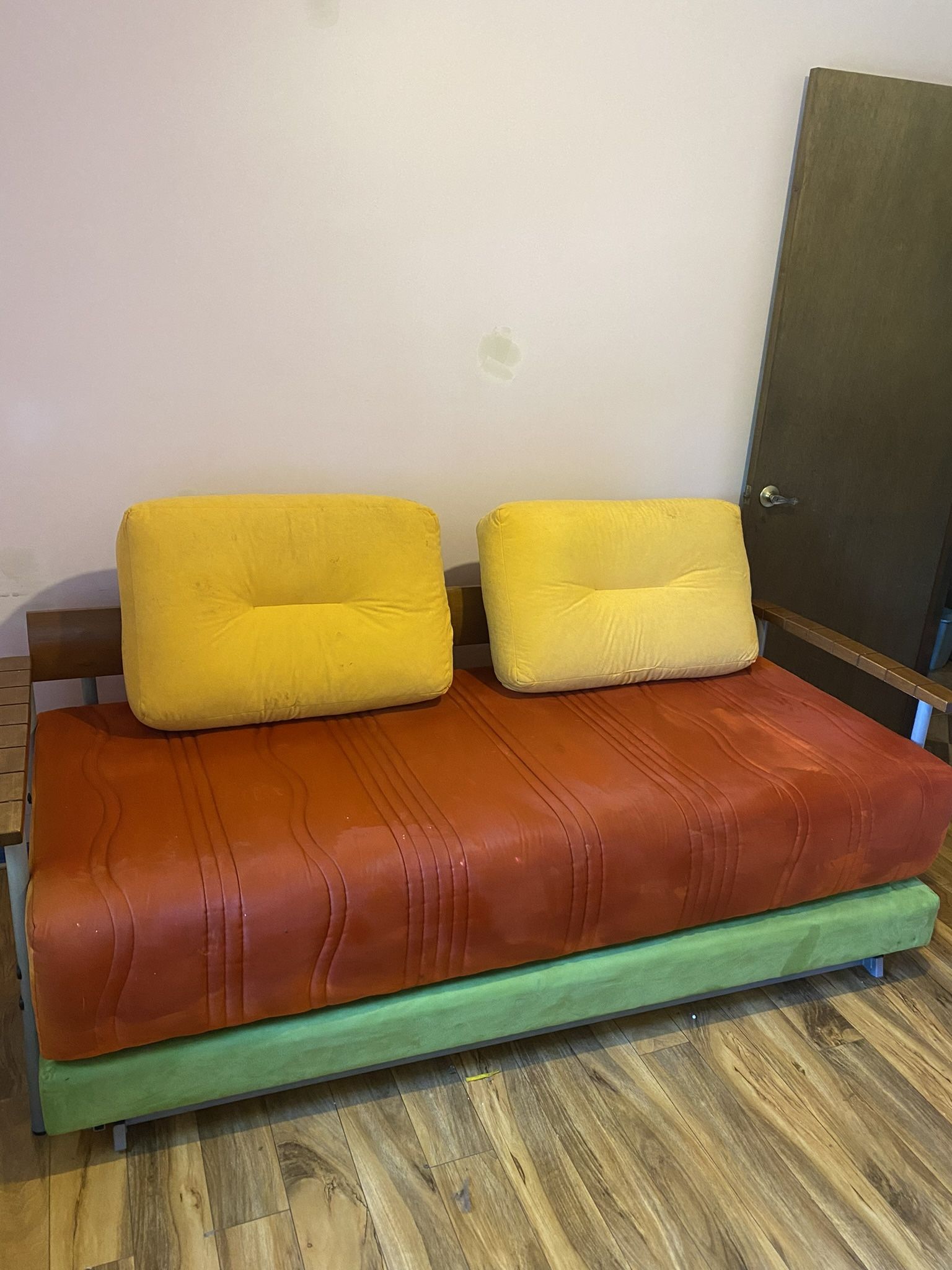 Futon With Trundle