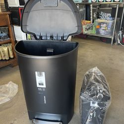 50 L Step-On Plastic Trash Can with Lid-Lock and Free 10 L Slim Black Plastic Can / Bote de basura