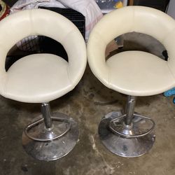 Set of bar stools works good no rips