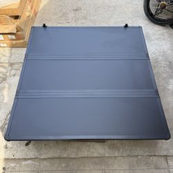 Tapa Dura Para Dodge Ram Caja Corta De 5.7 Pies/ Hard Tonneau CoverTri Fold 