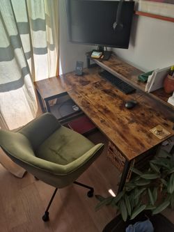Work desk w/ office chair