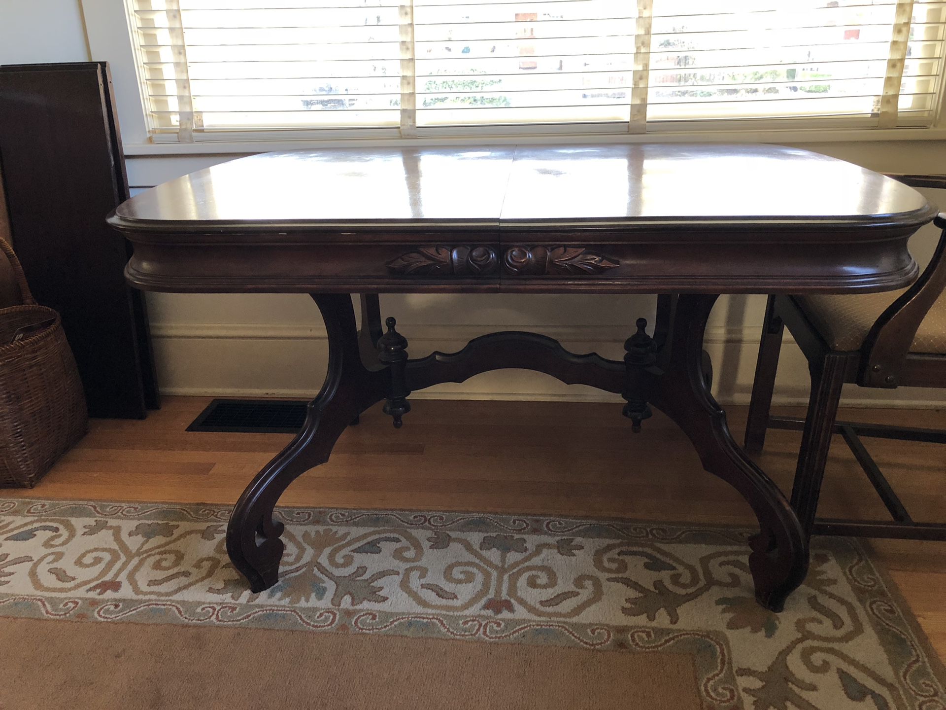 Price reduced: Beautiful antique dining room table + 6 chairs