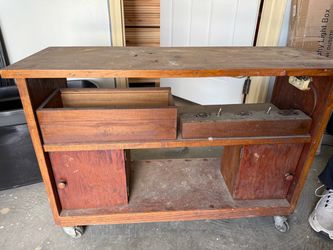 Media shelf on wheels