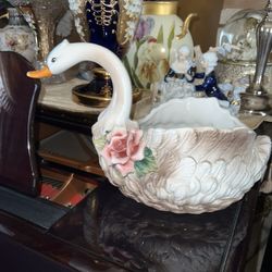 Capodimonte Swan Planter Vase In Excellent Condition 