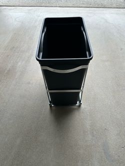 Under counter pull out trash can