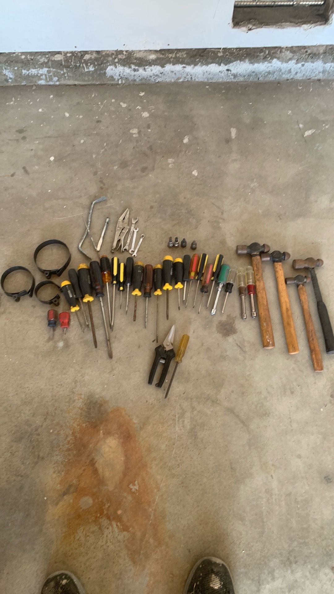 Tools ๐ ๏ธ wrench ๐ง screwdriver ๐ช hammers/ oil filter tool/ some sockets for brakes