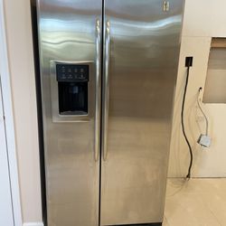 Ge Profile refrigerator With Ice and water In Door 