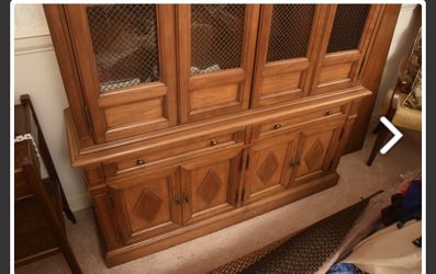 Thomasville china cabinet 