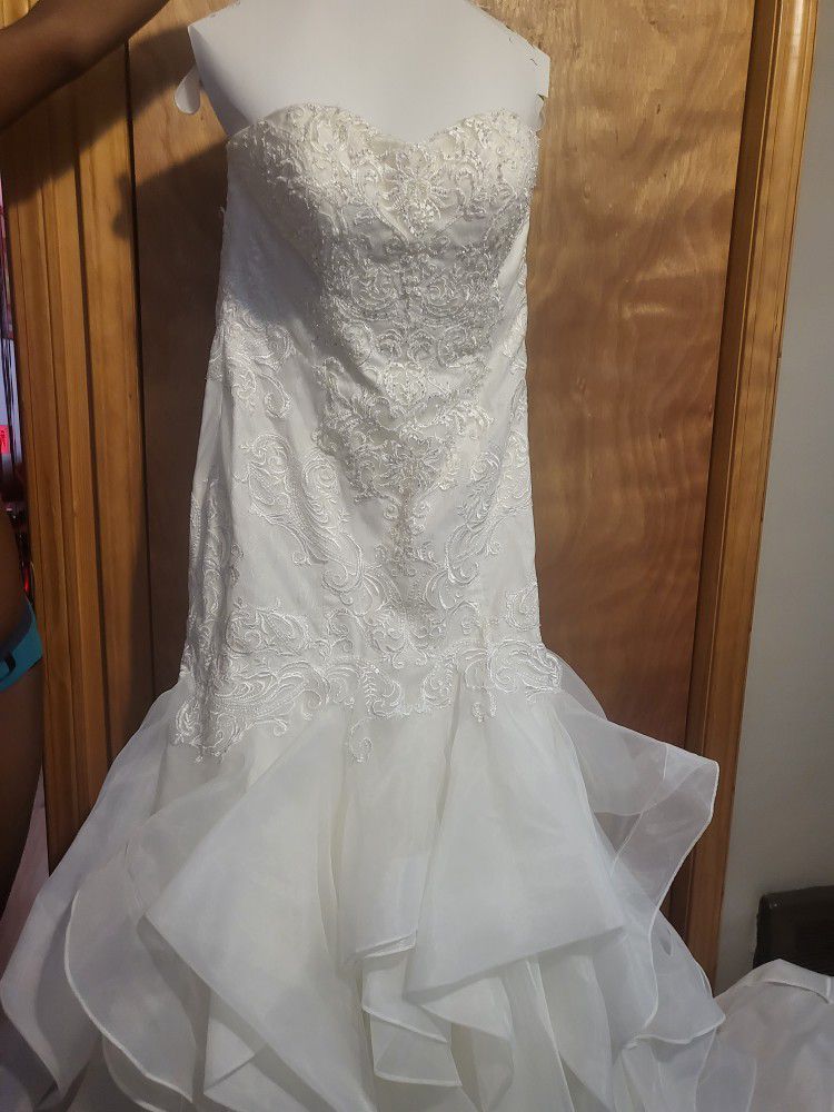 New Never Worn Wedding Dress!