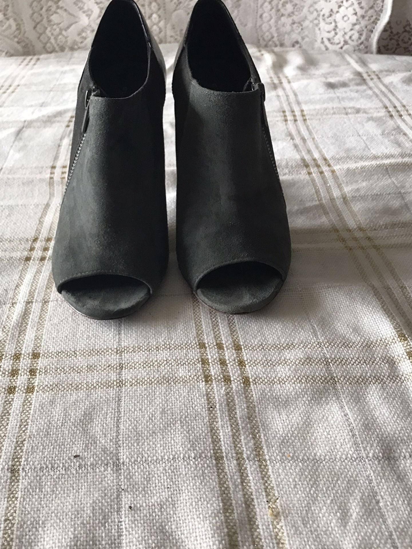 Eli Tahari Booties Suede Grey S.6.5