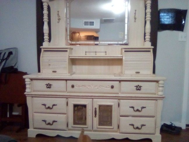 Dresser/ Mirror/ 2 Nightstands/Headboard 