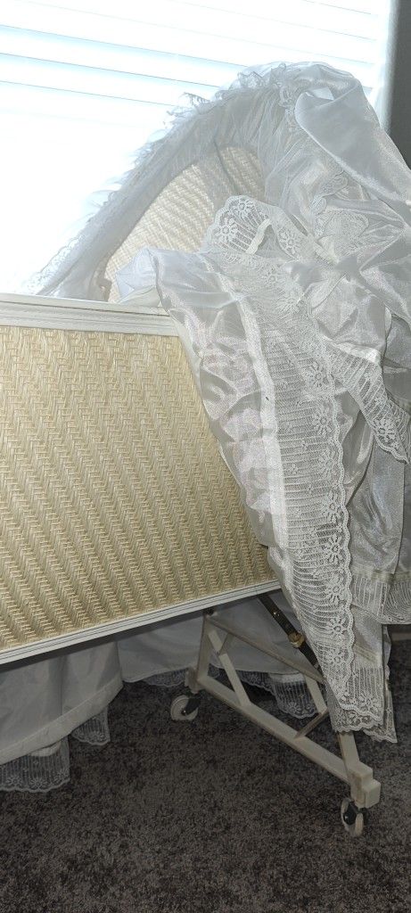 Beautiful Lace Baby Bassinet