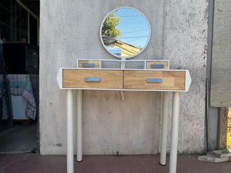 White Vanity in very good condition with four drawers
