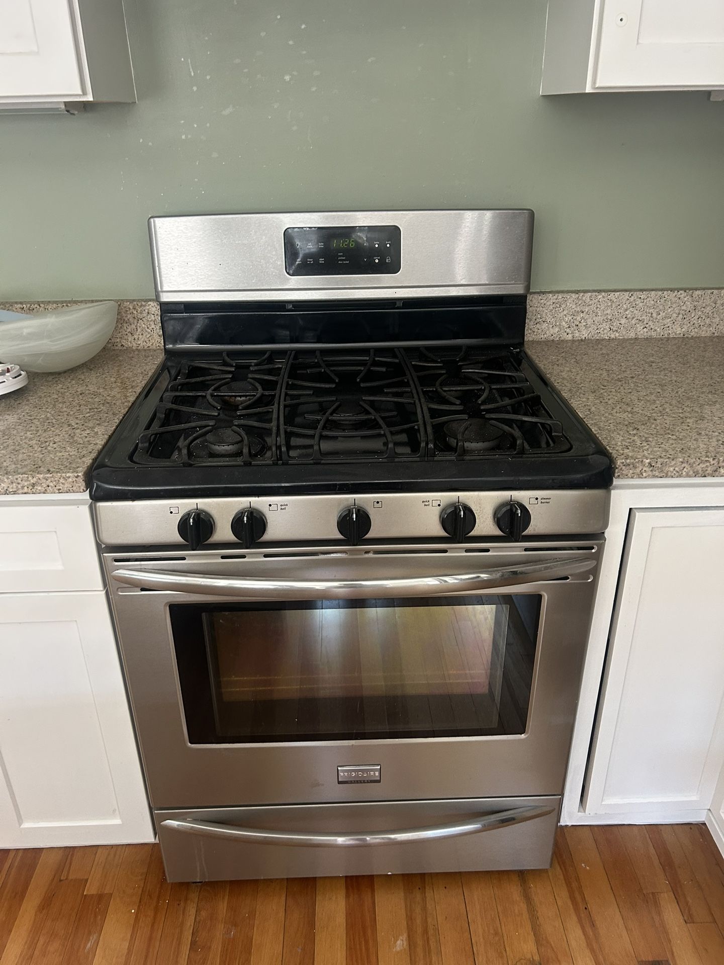 Frigidaire Gallery Gas Range. Stove/oven 