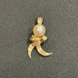 14kt gold pearl ribbon charm/pendant. 1.1 grams.
