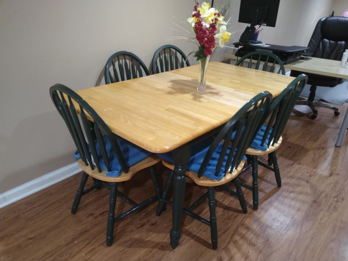 Dining Table ( Extendable) With 6 Chairs And Cushions