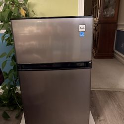 Avanti Mini Fridge