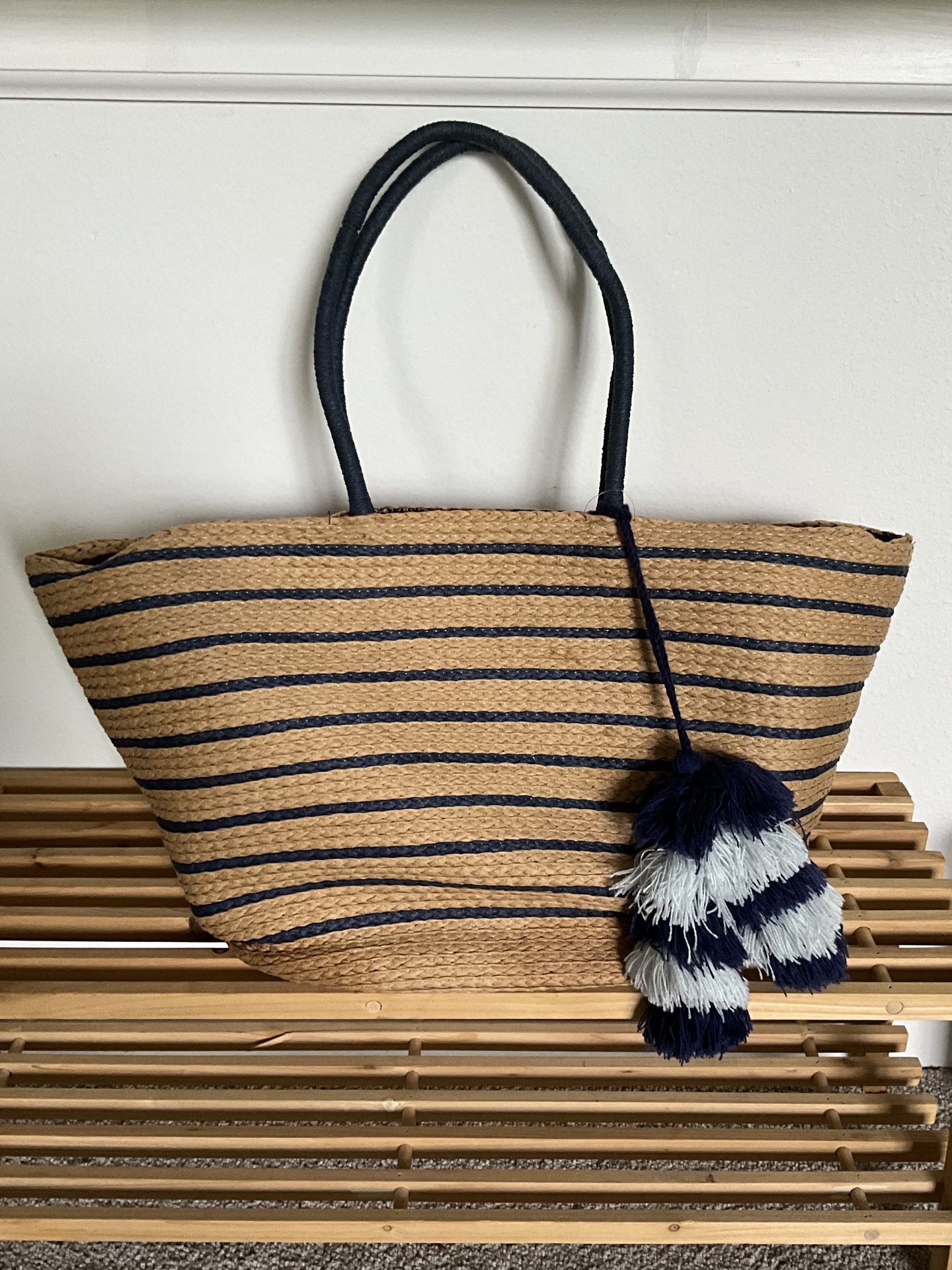 Women's bag made of straw, fabric trim inside.