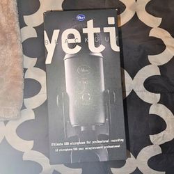 Blue Yeti Blackout Professional USB Microphone