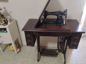 Maquina de coser antigua en buenas condiciones es de pedal marca METEOR
